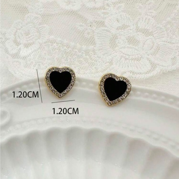 Luxe Romantic Black Heart Studs - Picture 4 of 4